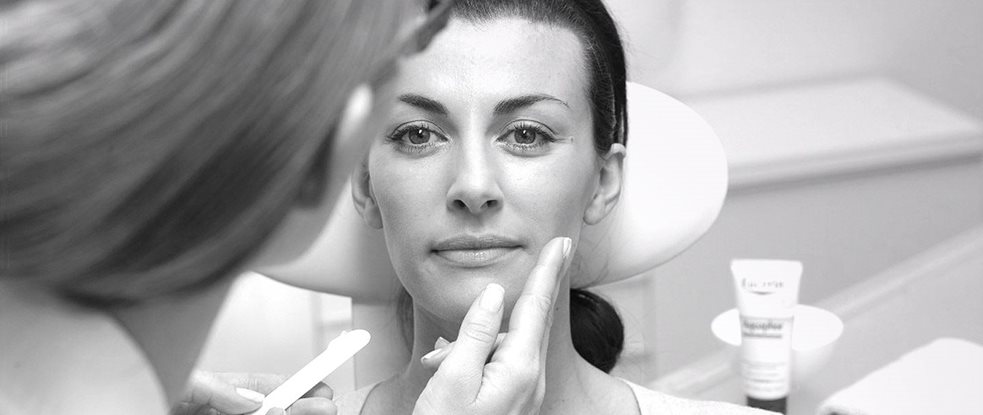 Tratamiento de la cara de una mujer con un producto Eucerin