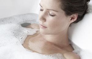 Mujer dándose un baño relajante de espuma