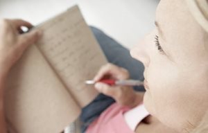 Mujer escribiendo en su diario