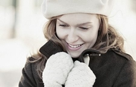 Mujer vistiendo ropas de invierno.